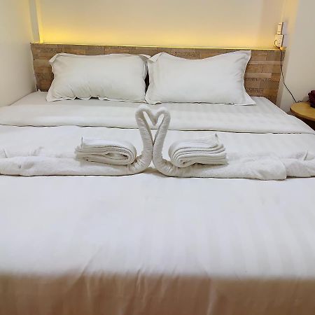 November Hostel Yangon Esterno foto