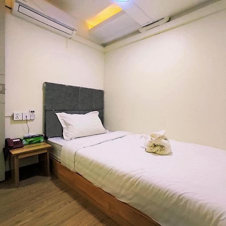 November Hostel Yangon Esterno foto