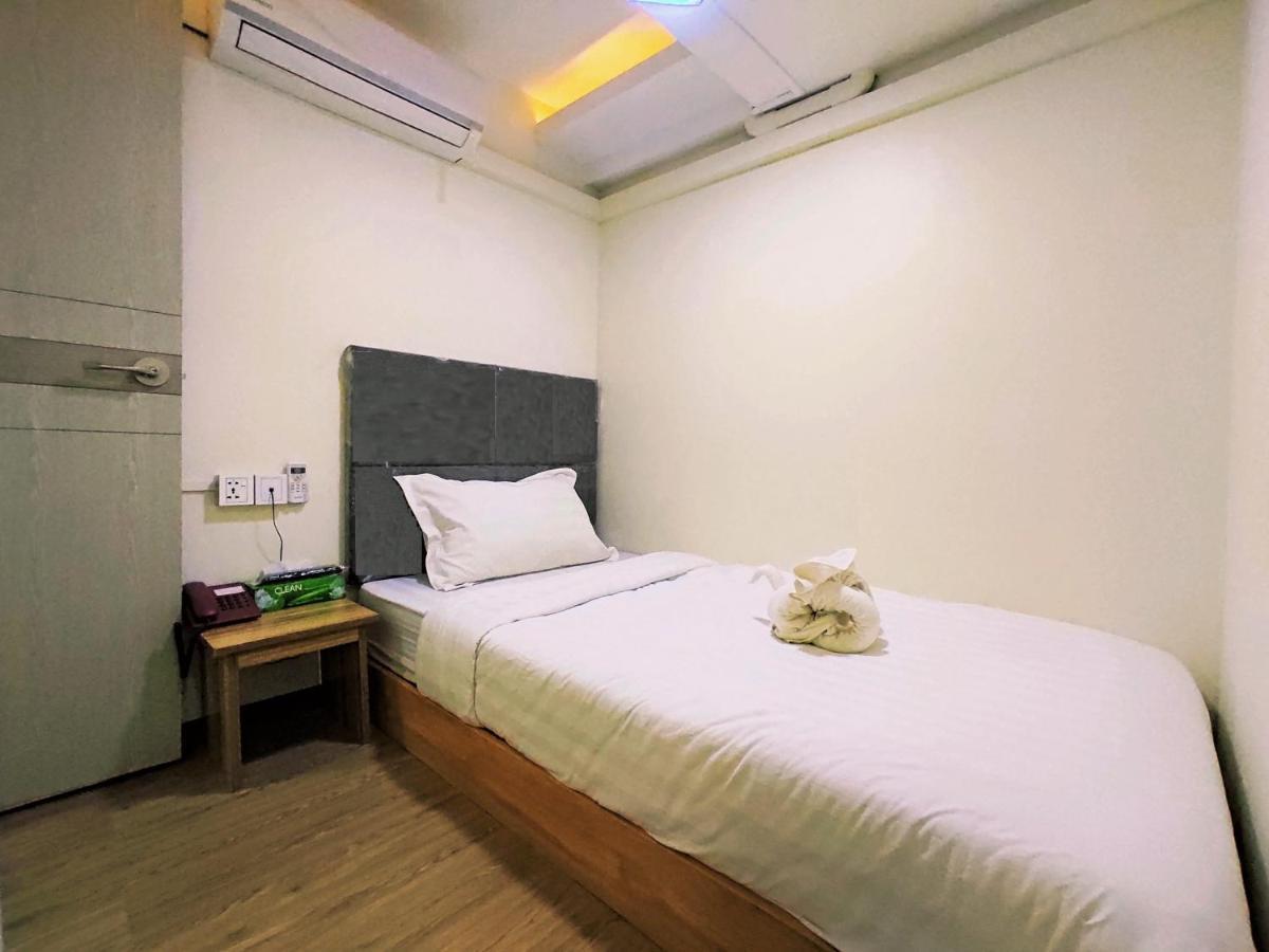 November Hostel Yangon Esterno foto