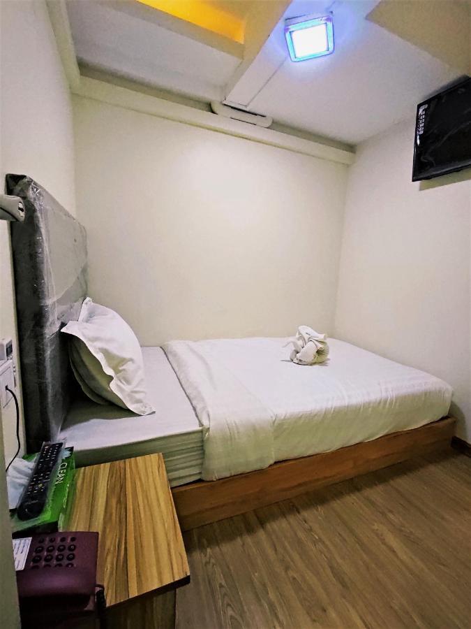 November Hostel Yangon Esterno foto