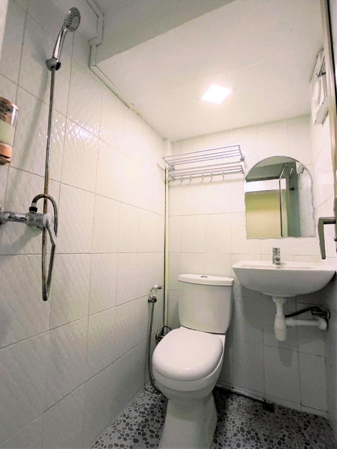 November Hostel Yangon Esterno foto